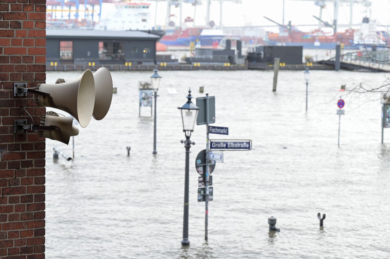 Hamburg: Sirenen warnen die Menschen im Hafen bei schwereren Hochwasserlagen.