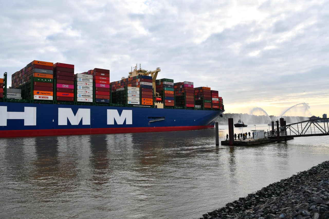 Da ist sie, die  „HMM Algeciras“ – das dickste Schiff der Welt! Zu Gast im Hafen von Hamburg