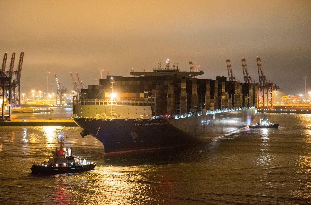 März 2018: Das Containerschiff „Antoine de Saint Exupery“ der Reederei CMA CGM läuft in den Hafen Hamburg ein.