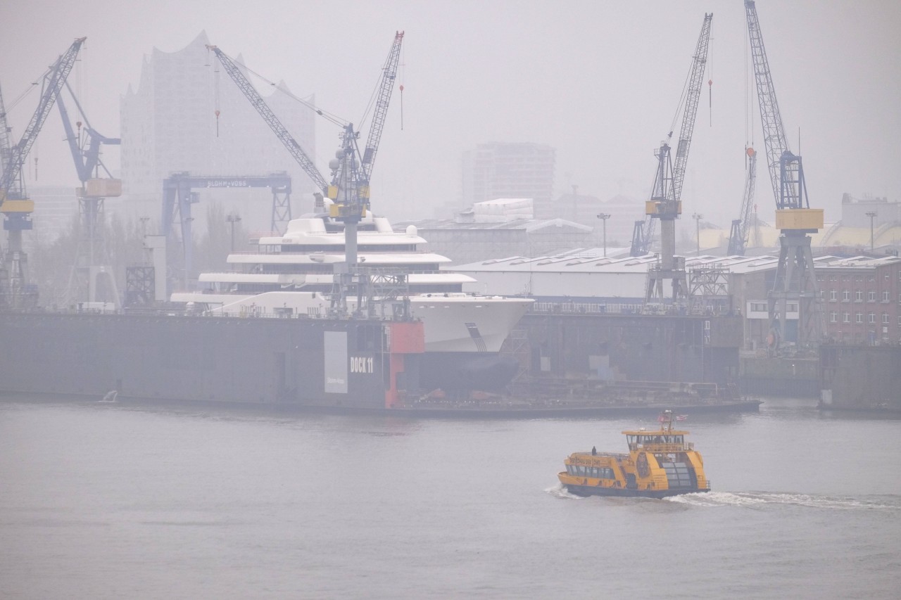 Im November 2011 lag die Megayacht „Eclipse“ im Dock 11 der Werft Blohm + Voss in Hamburg. 