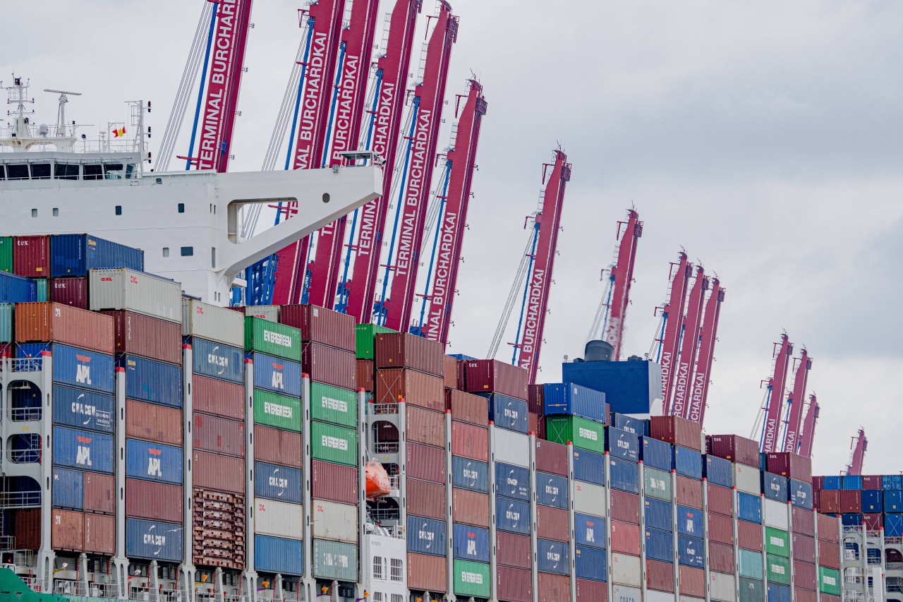 Ein Frachtschiff im Hafen von Hamburg.