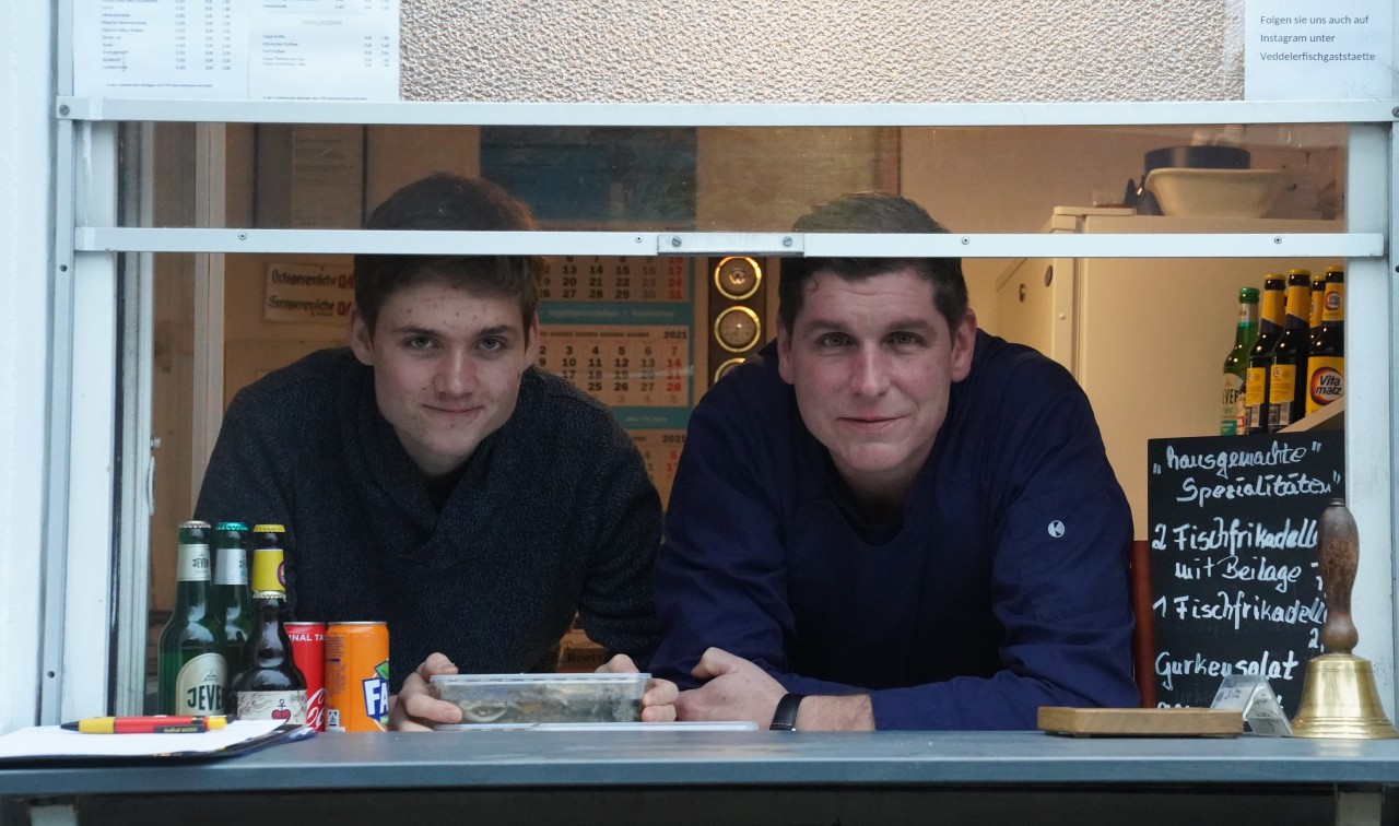 Christian Butzke (r.), Betreiber des Restaurants „Veddeler Fischgaststätte“, steht neben Sohn und Junior-Chef Jonas Butzke in seinem Restaurant auf der Veddel. 