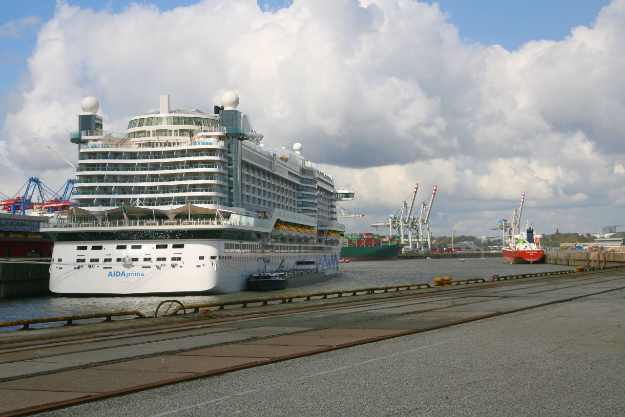 Die „Aida Prima“ liegt am Cruise Terminal Steinwerder im Hafen Hamburg.