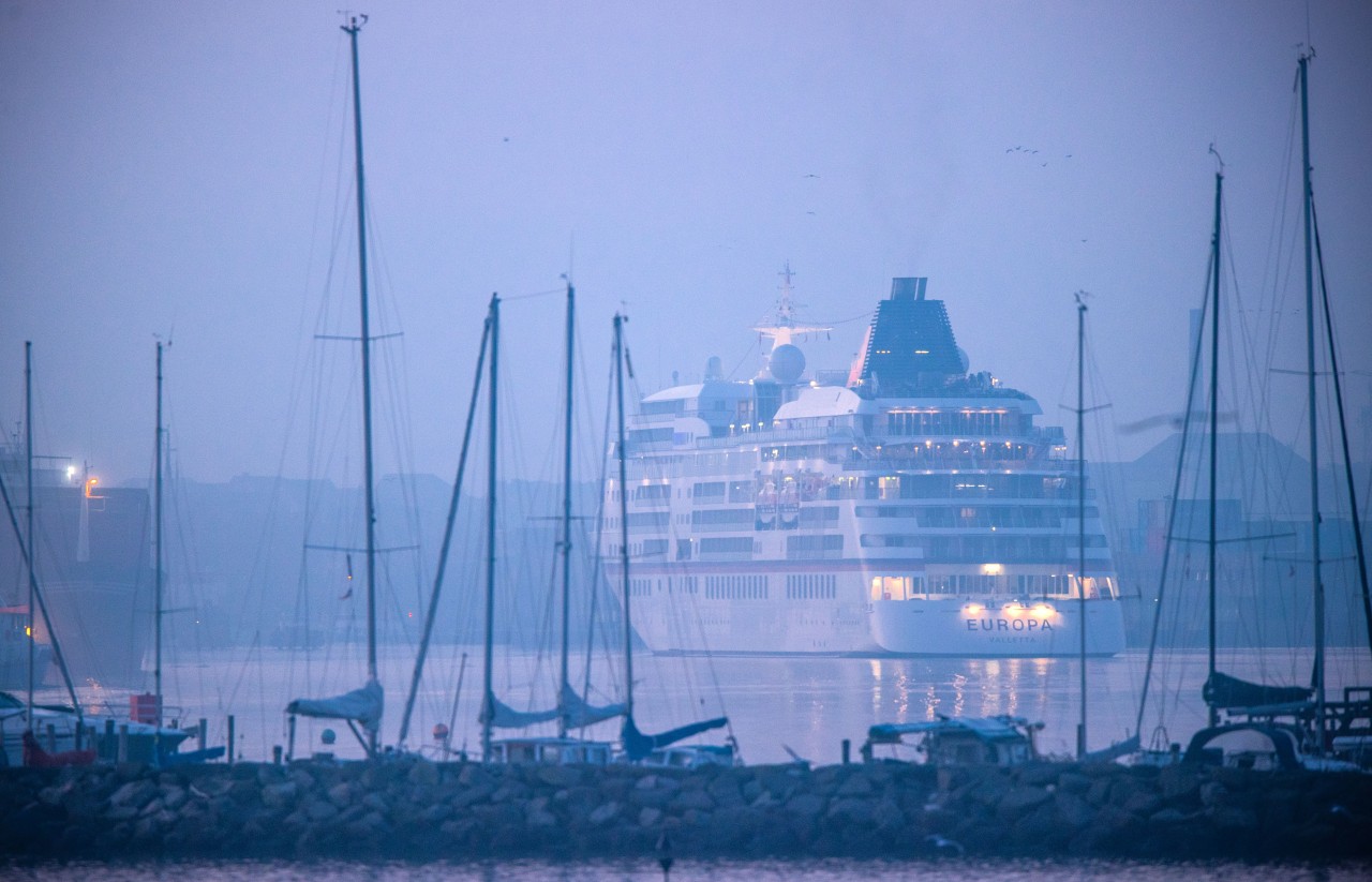 Das Kreuzfahrtschiff „Europa“ läuft in Hamburg ein.