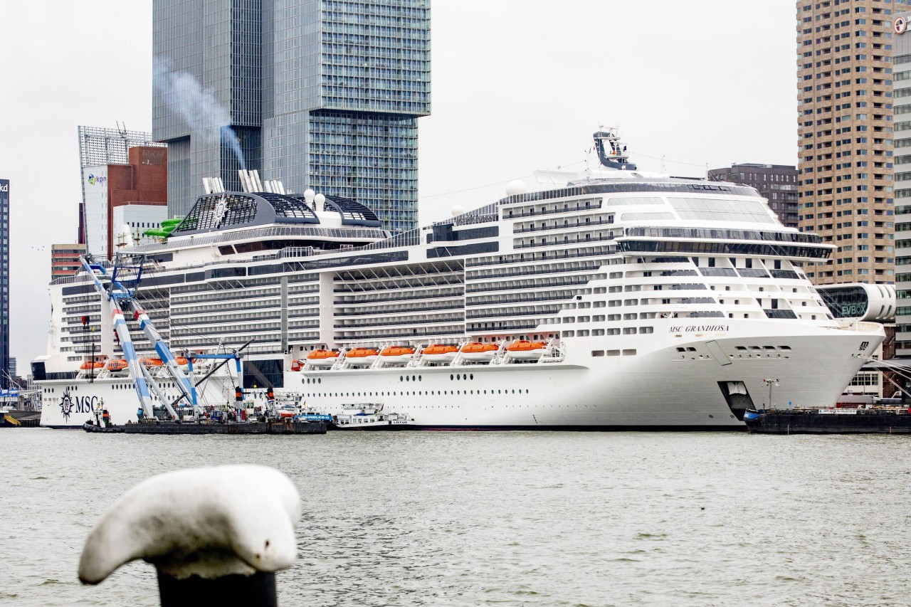 Die MSC Grandiosa im Hafen von Rotterdam. Im November 2019 wurde sie in Hamburg eingeweiht.