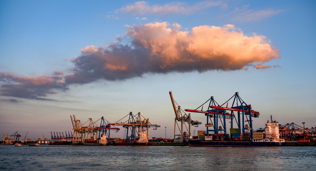 Containerschiffe werden im Hafen Hamburg abgefertigt. Der Hamburger Hafen ist der größte Seehafen in Deutschland.
