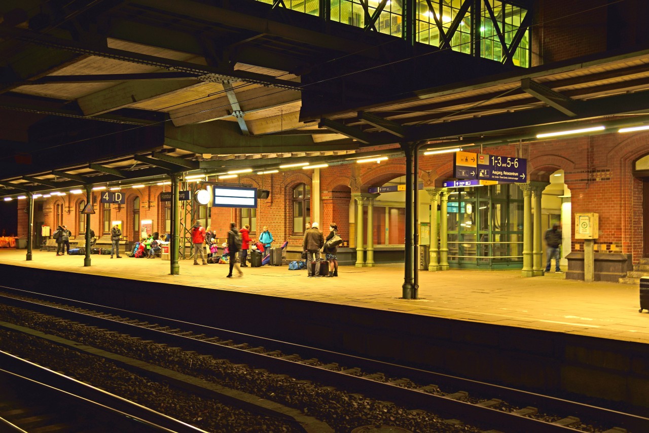 Am Harburger Bahnhof fiel Beamten ein Mann ohne Mund-Nasen-Schutz auf. 