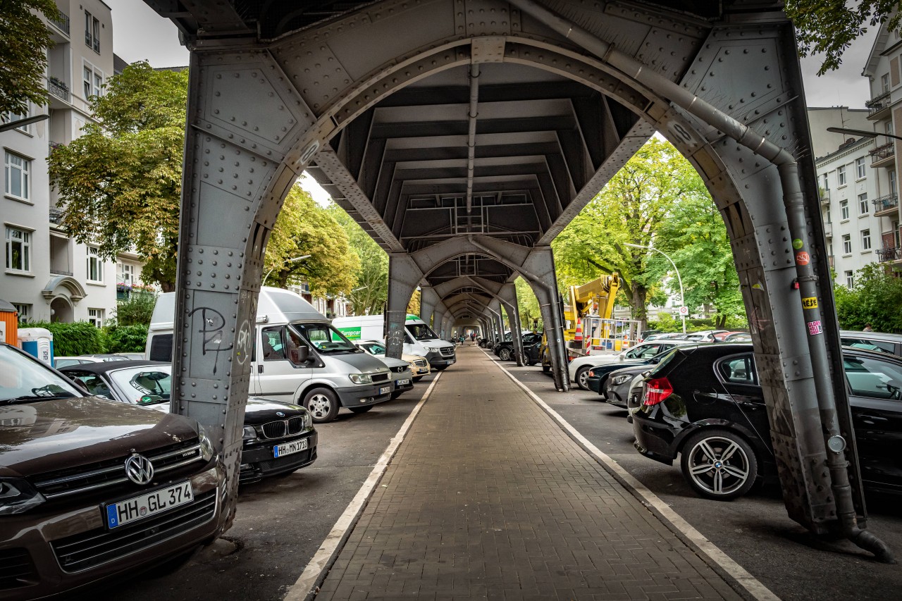 Autos unter den Viadukten der U3 in Hamburg-Harvestehude.