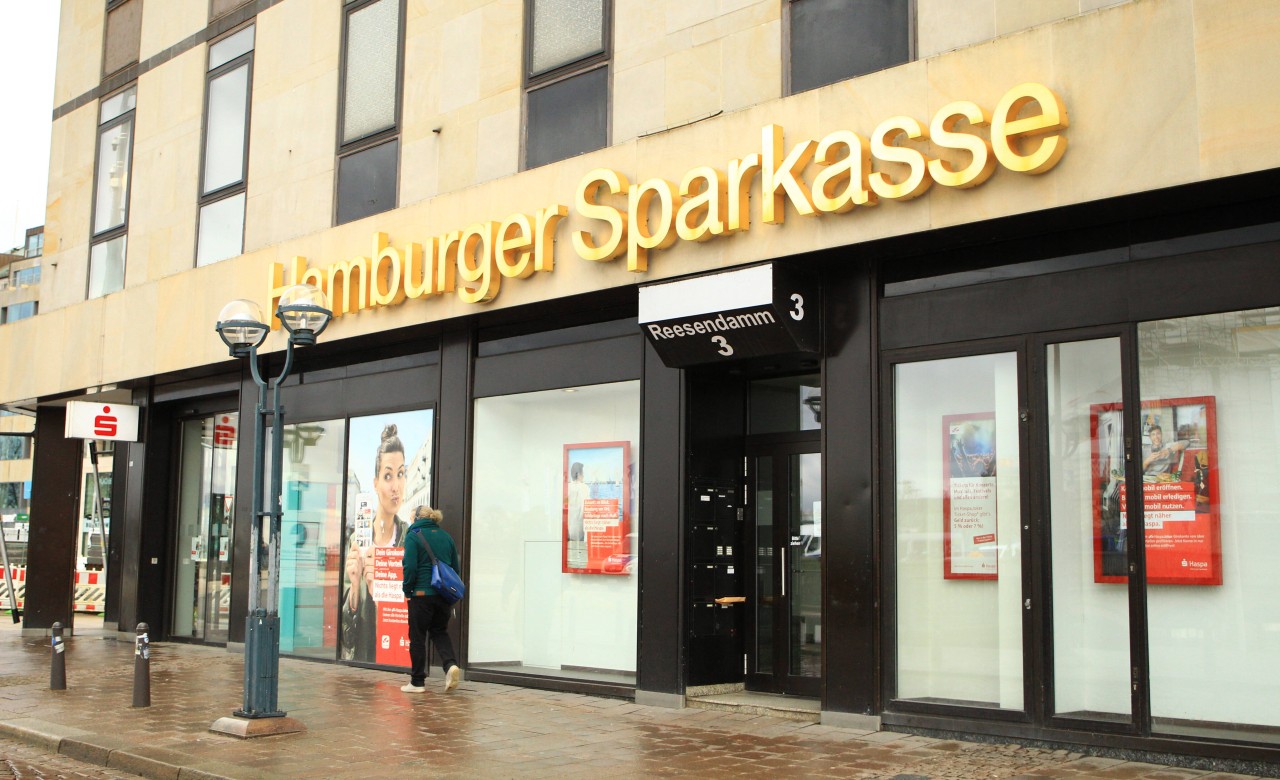 Eine Filiale der Hamburger Sparkasse (Haspa) in der Innenstadt von Hamburg