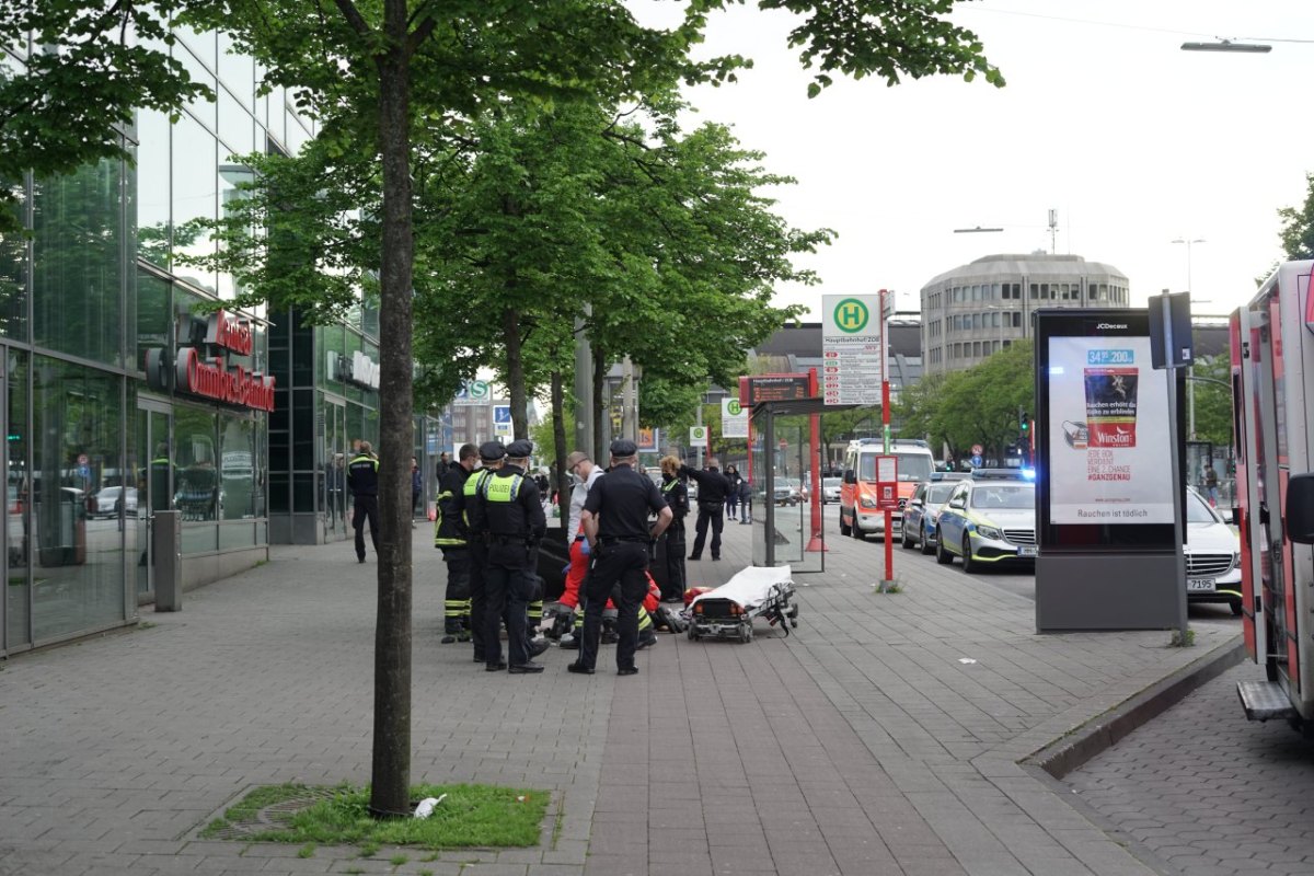 Hamburg Hauptbahnhof Adenauerallee ZOB lebloser Mann Polizei Feuerwehr