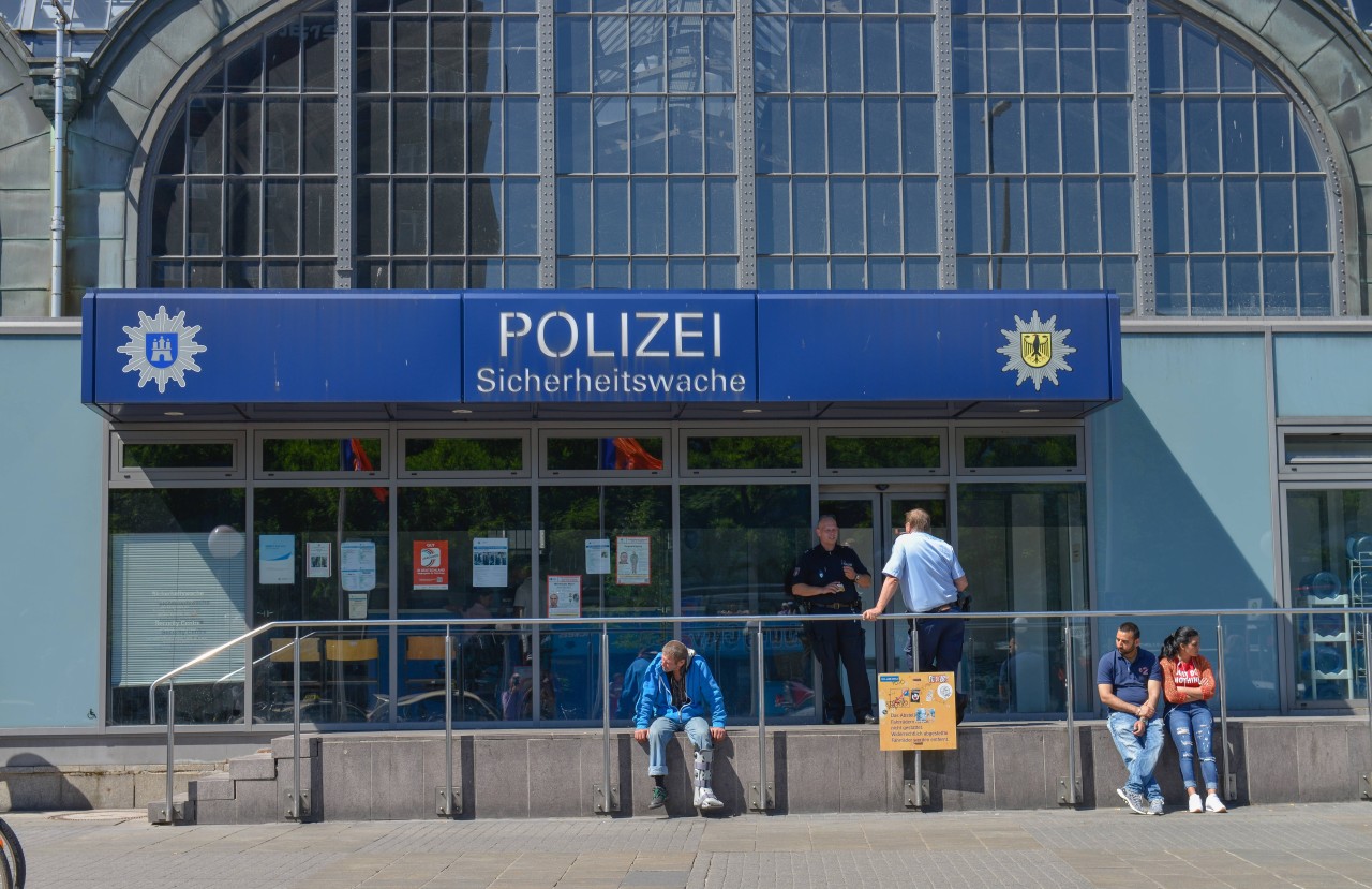 Die Angreiferin wurde auf die Polizeiwache am Hamburg Hauptbahnhof gebracht (Archivbild).