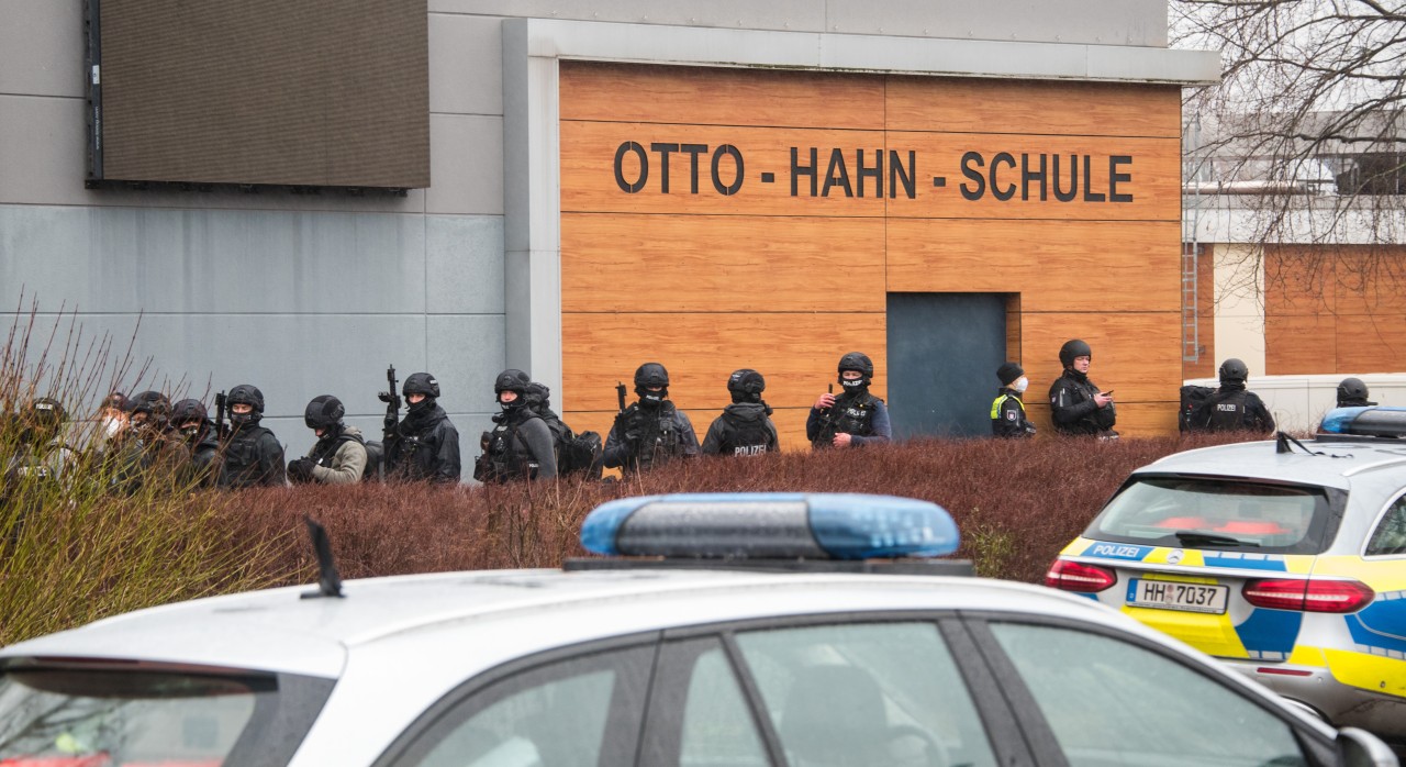 Schwer bewaffnete Polizeikräfte waren zur Otto-Hahn-Schule nach Hamburg-Jenfeld ausgerückt. 