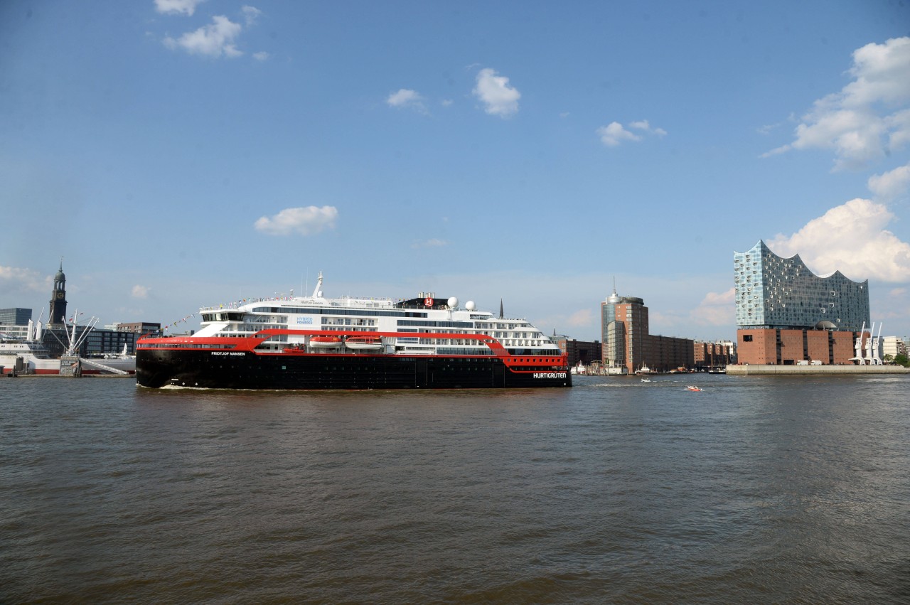 In Hamburg knallte es beim Auslaufen eines Kreuzfahrt-Schiffes (Symbolbild).