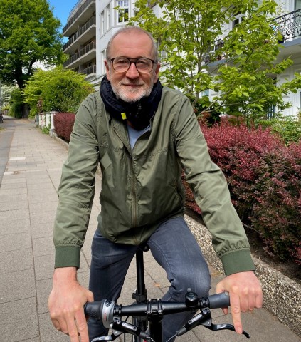 Schauspieler Peter Lohmeyer ist in Hamburg immer mit Airbag-Kragen unterwegs.