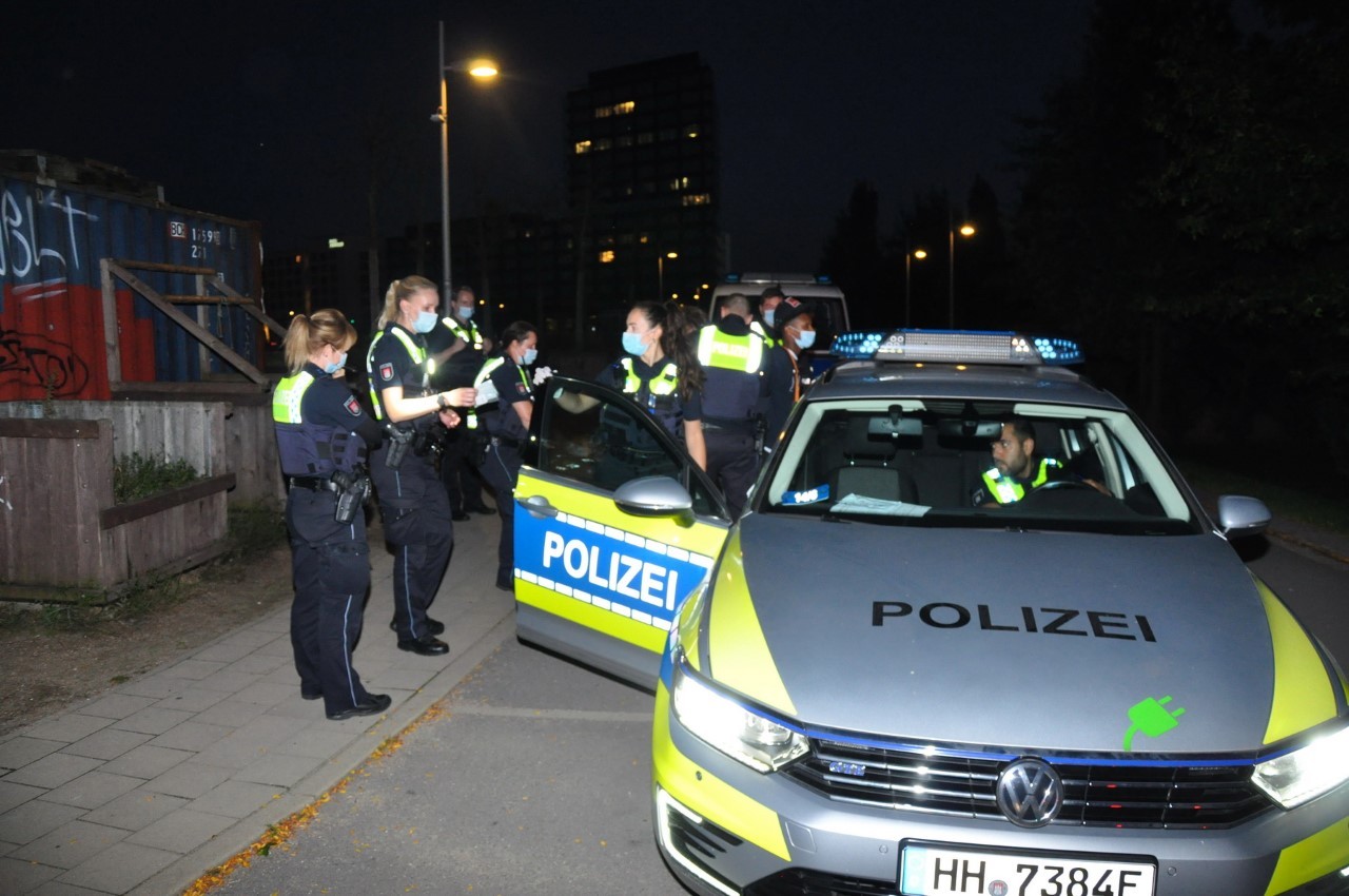 Die Polizei Hamburg umstellte den Park, in dem sich die mutmaßlichen Täter aufhielten.