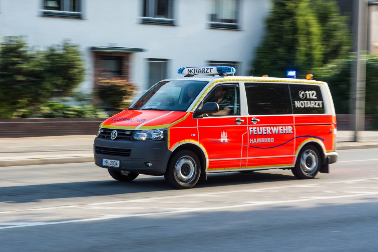 Ein Notarzt musste zur Brandstelle in Hamburg gerufen werden. 