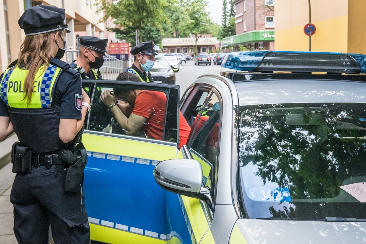 Der geflüchtete, 34-jährige Mann wird von der Polizei Hamburg festgenommen. 