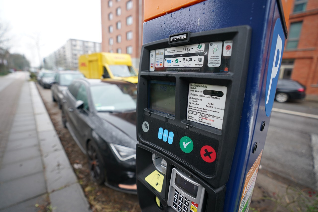 Wer keinen Anwohnerparkplatz hat, muss in Hamburg vielerorts kräftig löhnen.
