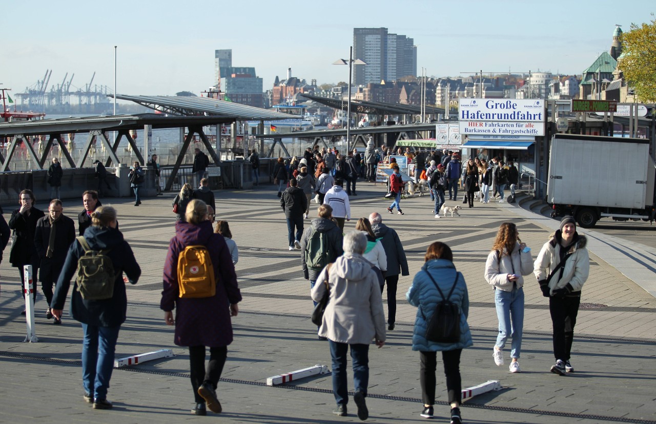 Passanten drängen sich am Hamburger Hafen. (Symbolbild)