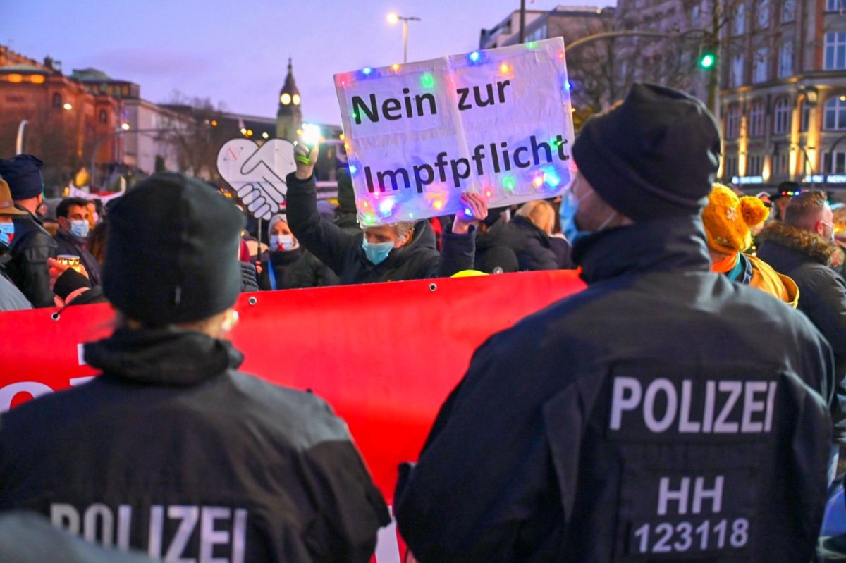 Hamburg Polizei Querdenker Spaziergang Corona Impfgegner Verordnung Demonstration
