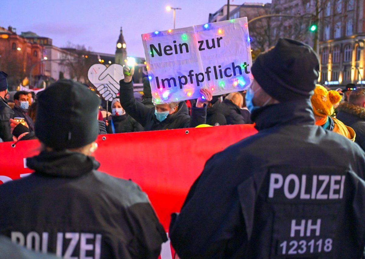 Hamburg Polizei Querdenker Spaziergang Corona Impfgegner Verordnung Demonstration
