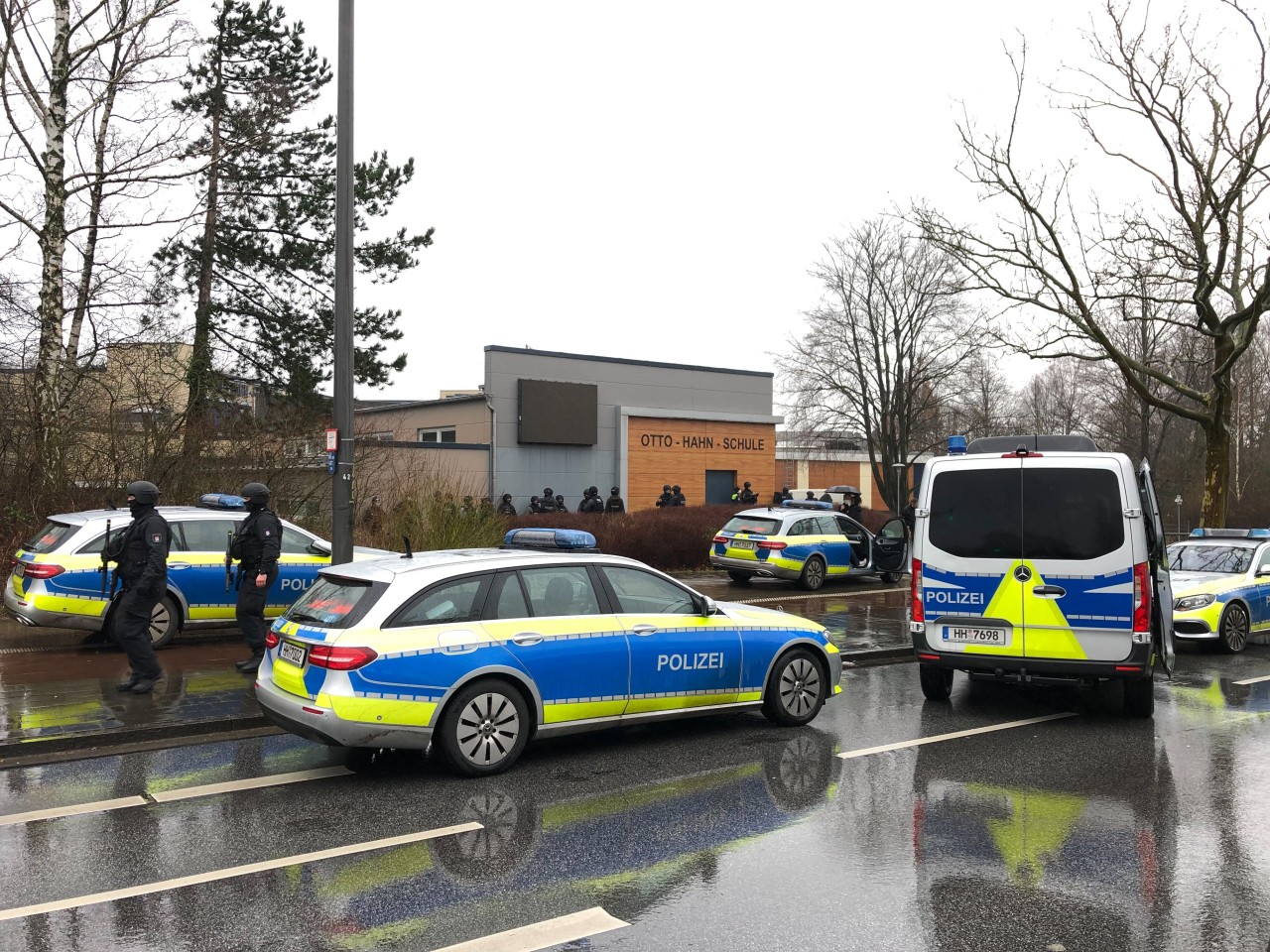 Die Polizei war mit einem Großaufgebot von Einsatzkräften zur Otto-Hahn-Schule in Hamburg-Jenfeld ausgerückt. 