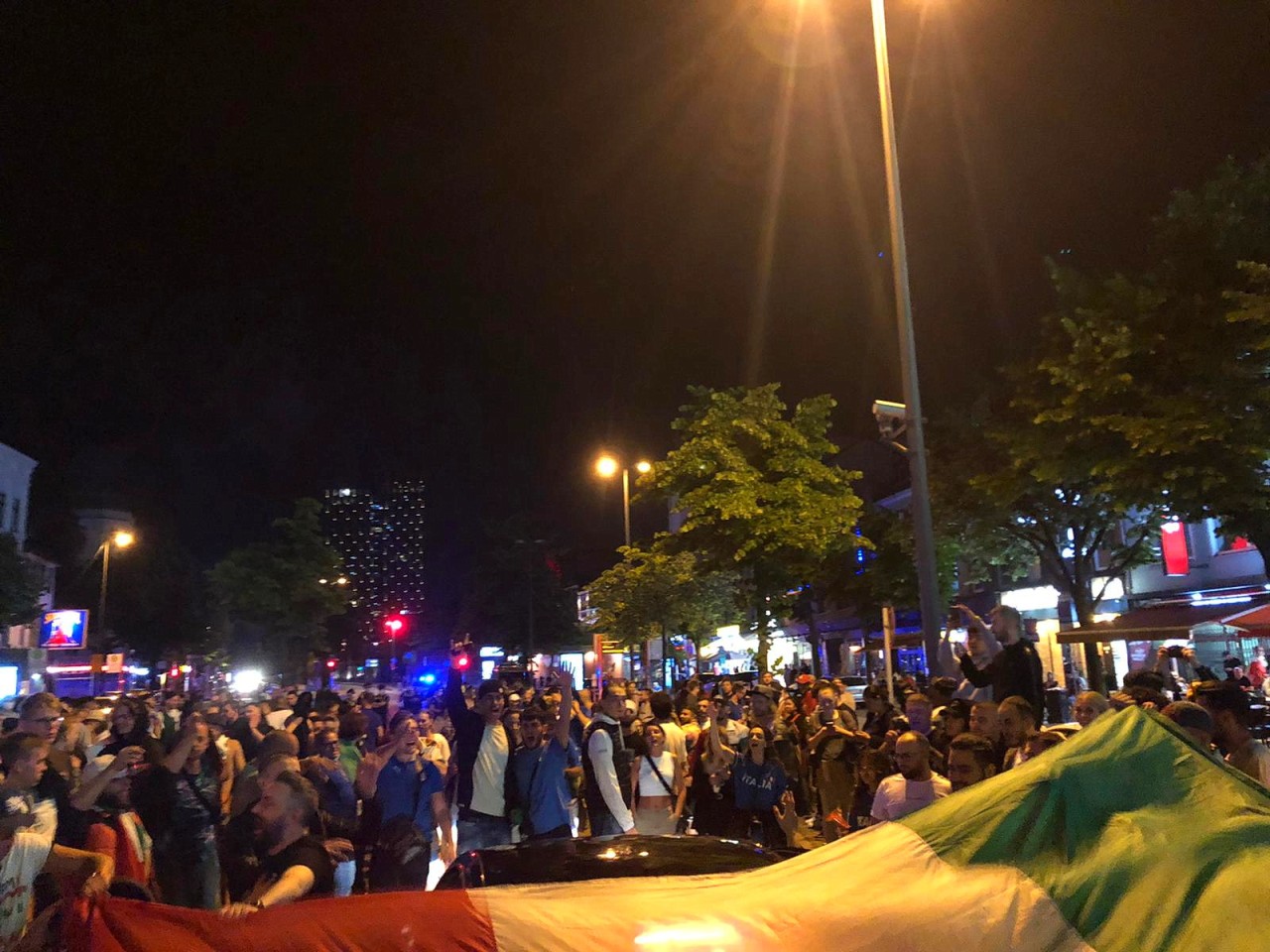 Feiernde Italien-Fans auf der Reeperbahn in Hamburg.