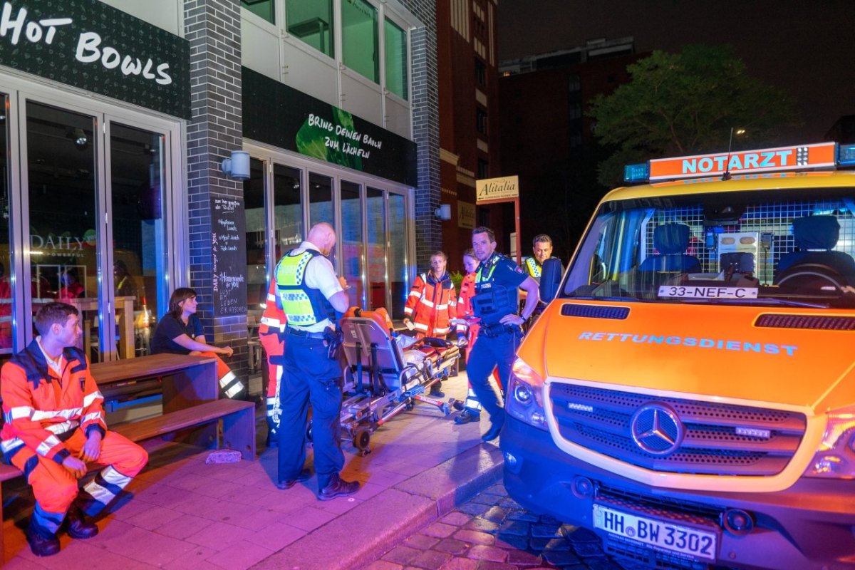 Hamburg Rettungskräfte Krankenhaus Hammerbrook Krankenwagen Polizei