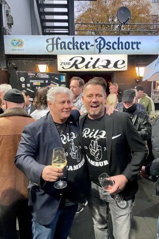 Hamburg: Kiezianer Carsten Marek (l.) und sein Geschäftspartner, der TV-Koch Mike Süsser, luden zur Currywurst-Sause in die Kneipe „Zur Ritze“.