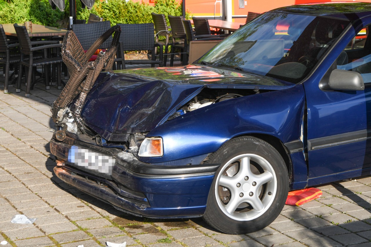 Mit diesem Auto krachte der Mann in den Sitzbereich vor dem Lokal. 