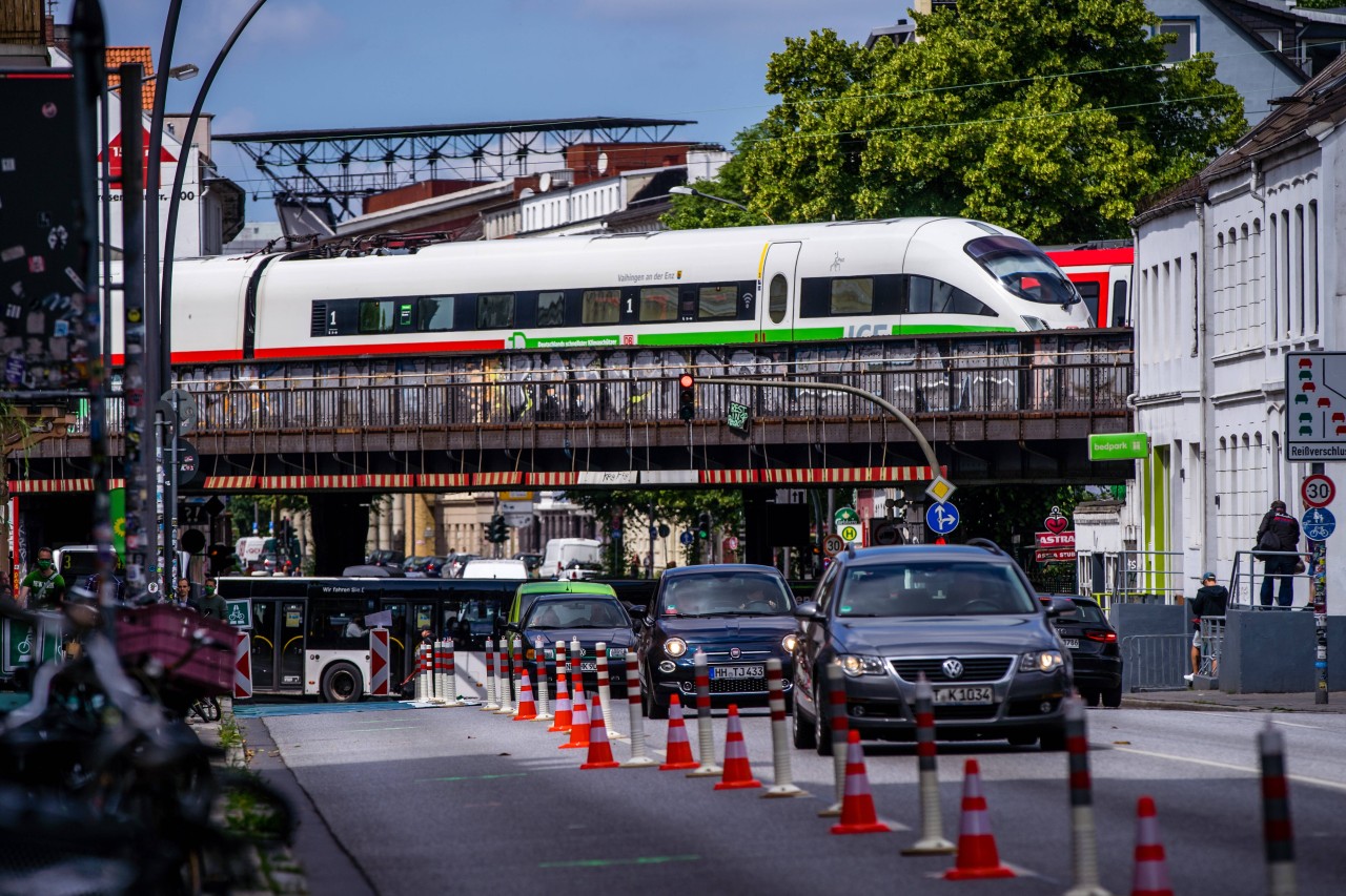 In Hamburg verkehren unter anderem ICEs über die alte Sternbrücke in der Schanze