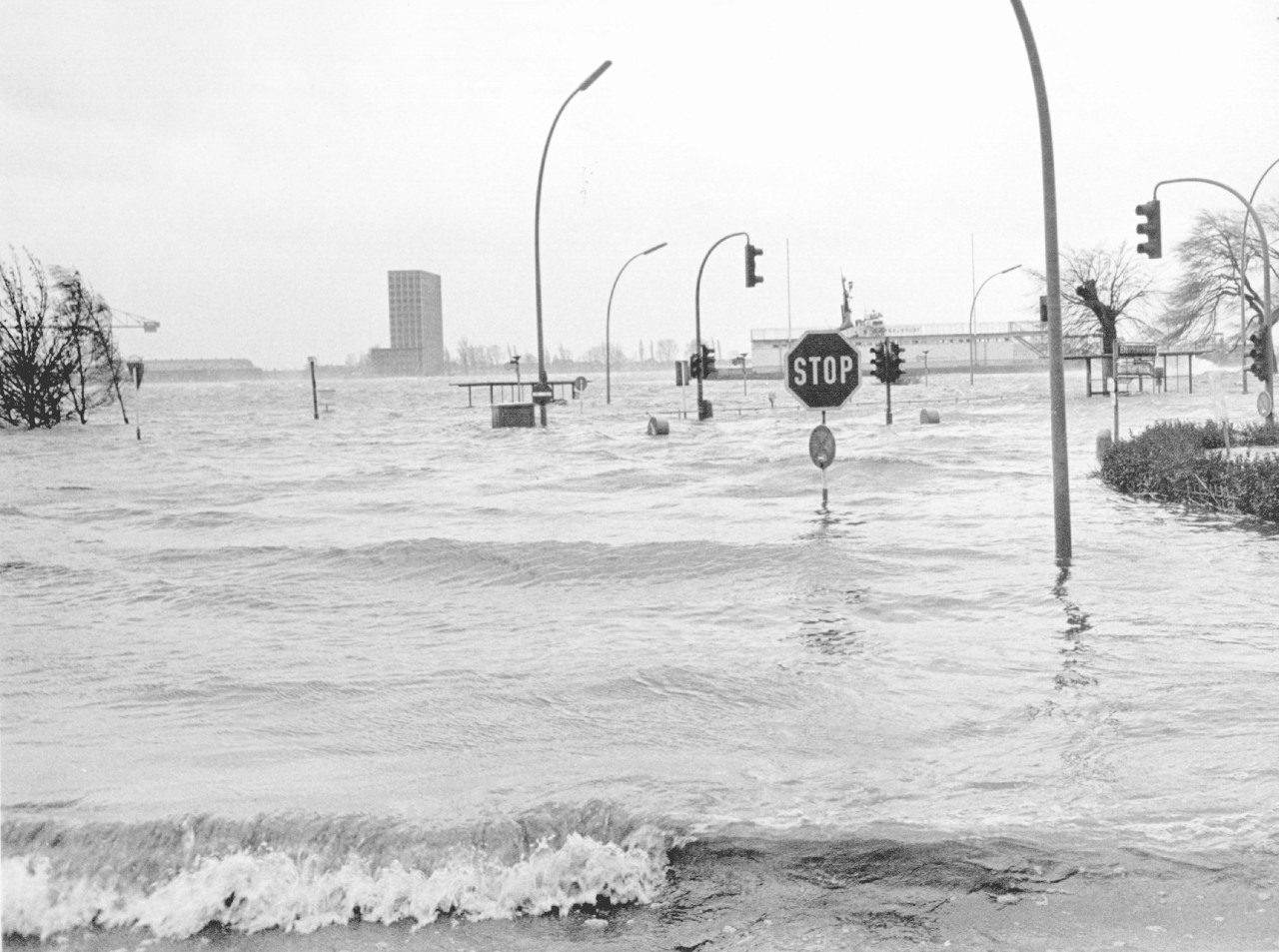 Hamburg: Die überflutete Elbchaussee bei Teufelsbrück am 3. Januar 1976.