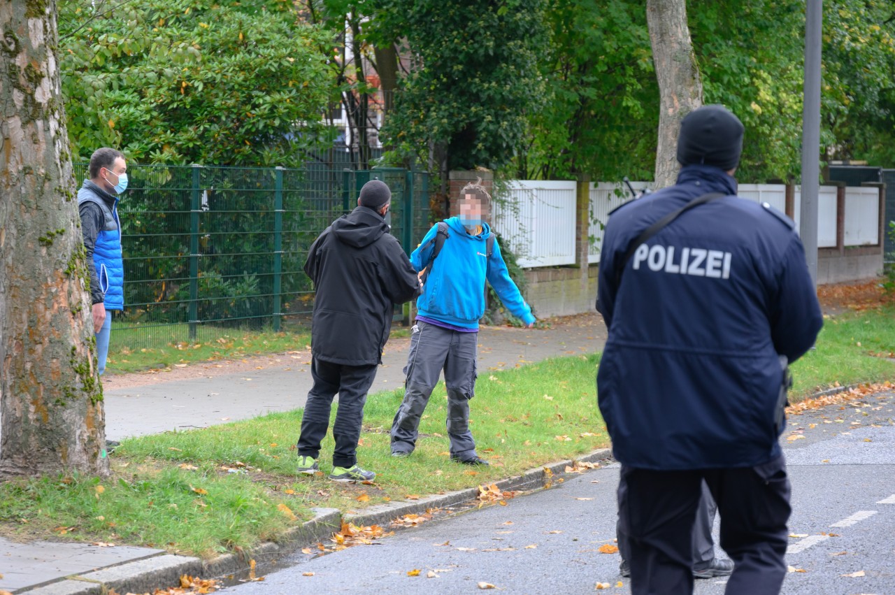 Eine offenbar psychisch verwirrte Frau versucht, das Gelände der Synagoge in Hamburg zu betreten und musste vom Sicherheitsdienst gestoppt werden