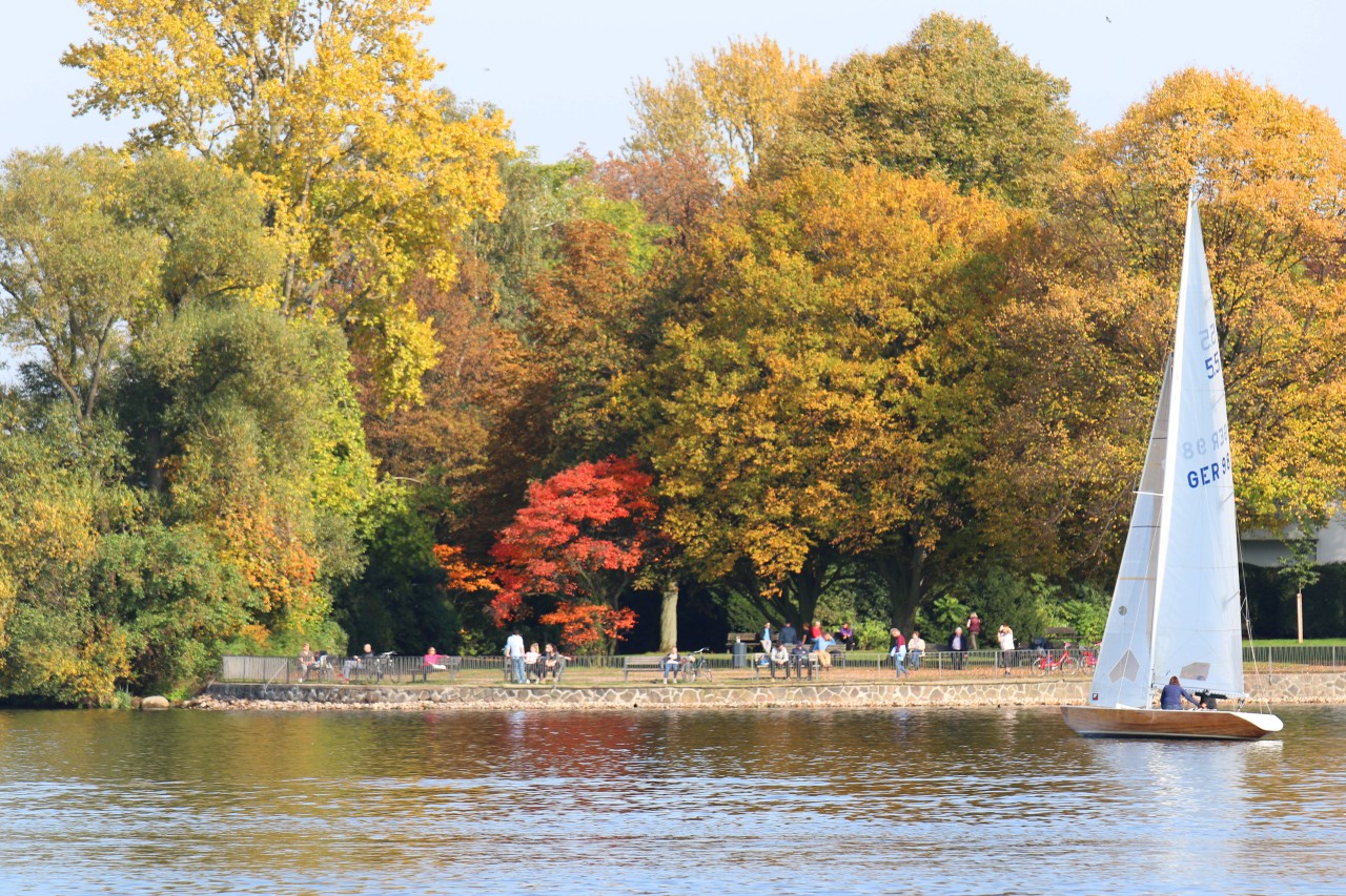 Die Außenalster ist ein beliebter Ort für Wassersportler, Jogger und Spaziergänger.