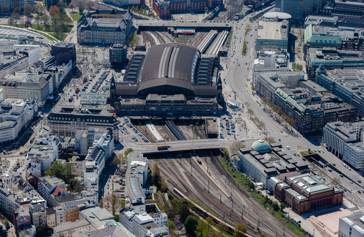 Zur Entlastung des bundesweiten Bahnknotens Hamburg plant die Deutsche Bahn einen rund 6 Kilometer langen Tunnel zwischen dem Hauptbahnhof und Altona.
