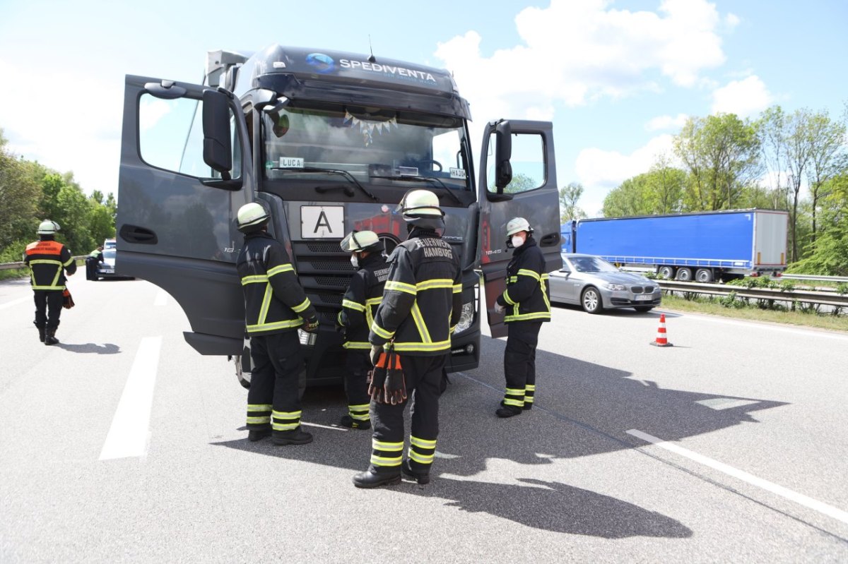 Hamburg Unfall Autobahn Feuerwehr Lkw.jpeg