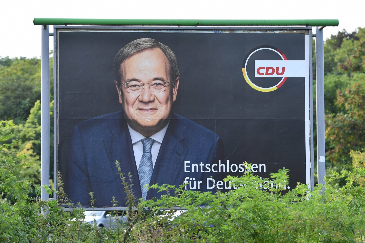 Hamburg: Kanzlerkandidat Armin Laschet auf einem Wahlplakat (Symbolbild).