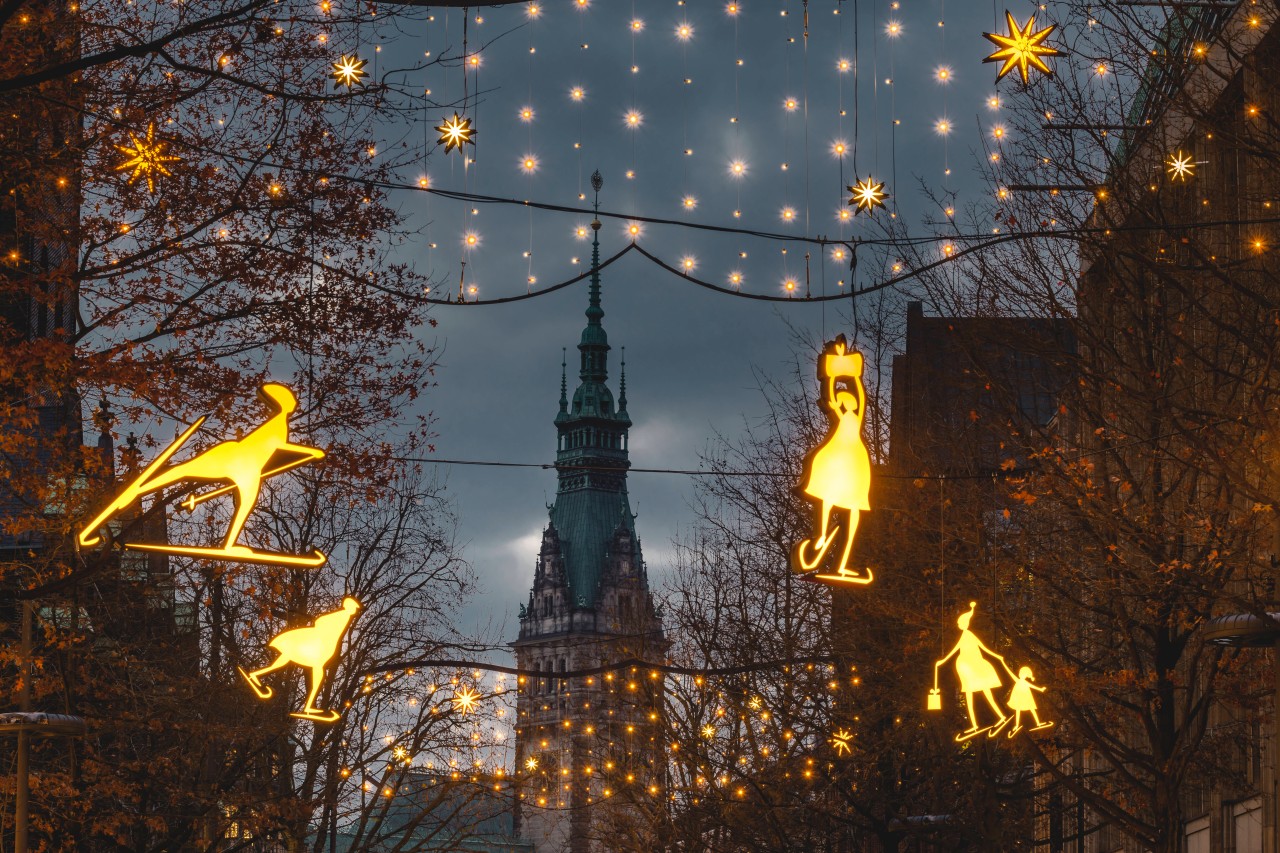 Weihnachtslichter in der Innenstadt von Hamburg.