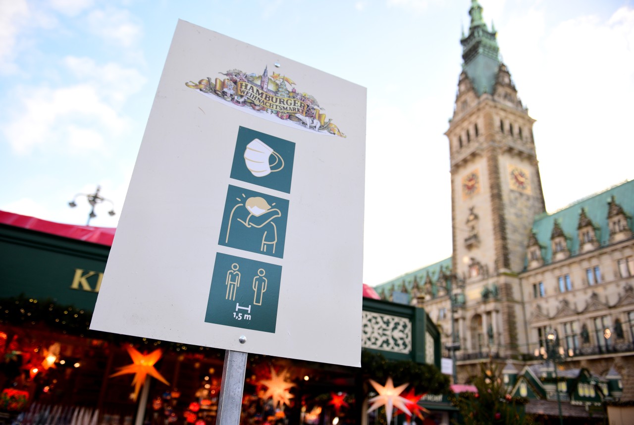 Auf Teilen des Weihnachtsmarktes in Hamburg gilt Maskenpflicht