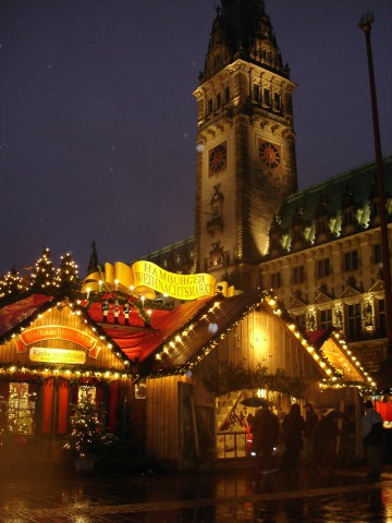 In Hamburg findet der Weihnachtsmarkt vor dem Rathaus trotz Corona statt