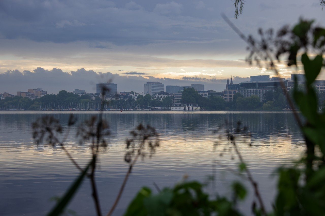 Tief hängen die Wolken über der Außenalster in Hamburg. Auch in den kommenden Tagen soll das Wetter wechselhaft bleiben.