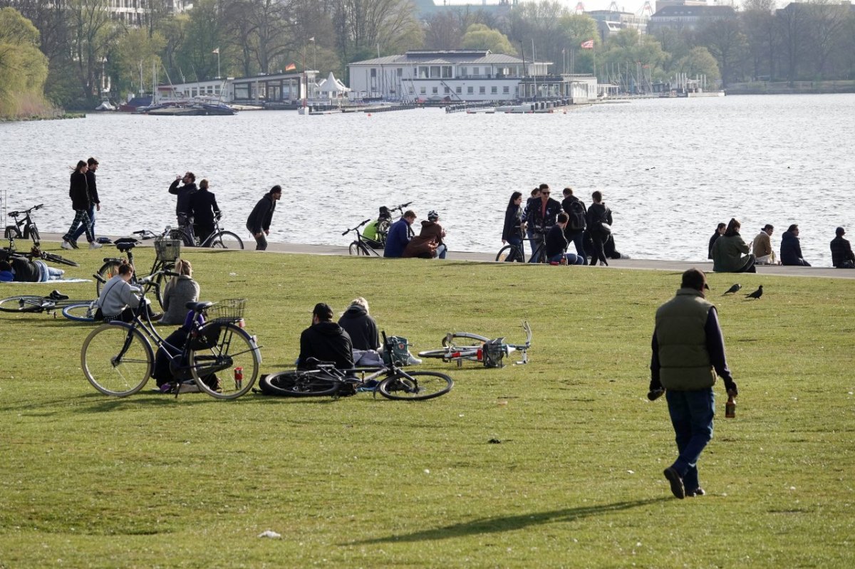 Hamburg Wetter Alster spazieren Fußgänger.jpg