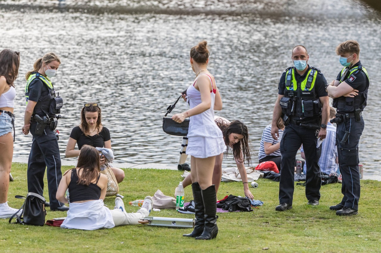 Ständig ist die Polizei im Einsatz am Winterhuder Kai in Hamburg. Nun soll dort endlich etwas passieren.