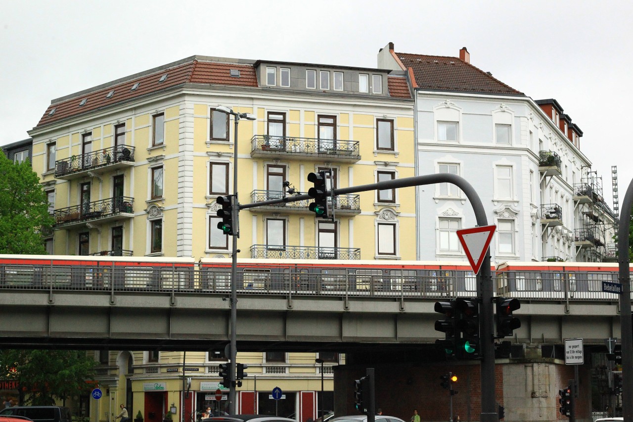 Eine U-Bahn fährt an Altbauwohnungen in Hamburg-Winterhude vorbei.