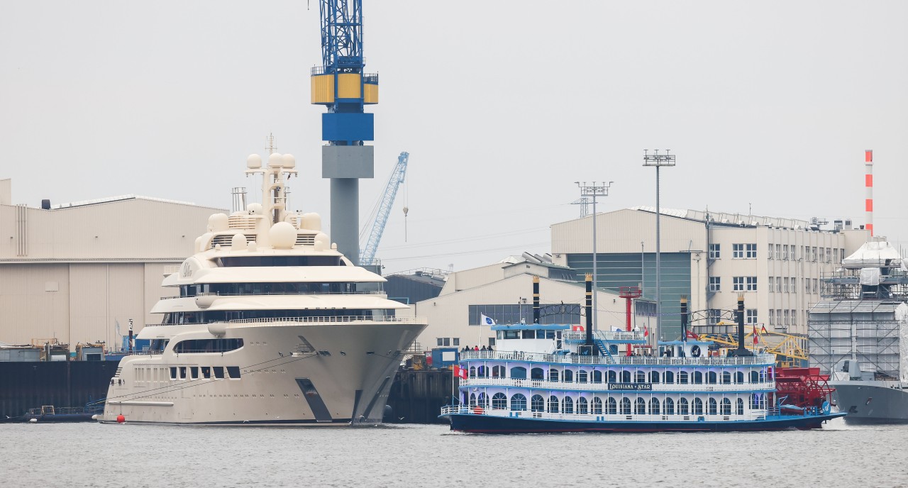 Am Hafen von Hamburg bietet sich momentan ein spektakulärer Anblick!
