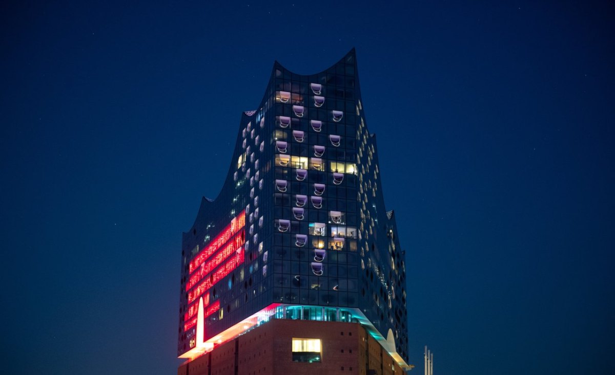 Hamburg rot beleuchtet Gebäude.jpg