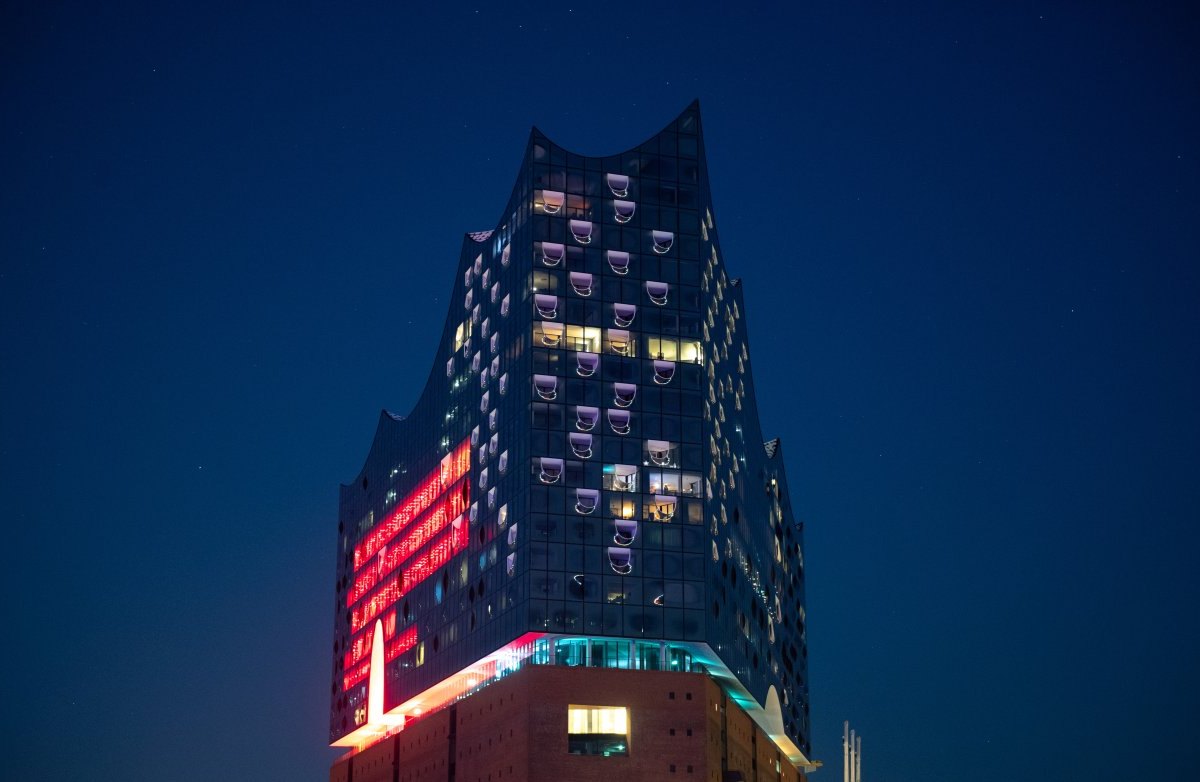 Hamburg rot beleuchtet Gebäude.jpg