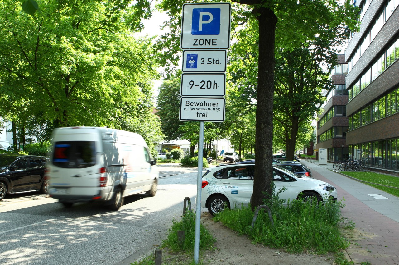Die Aufnahme zeigt ein Schild in Hamburg-Fuhlsbüttel, die eine Anwohnerparkzone ausweist.