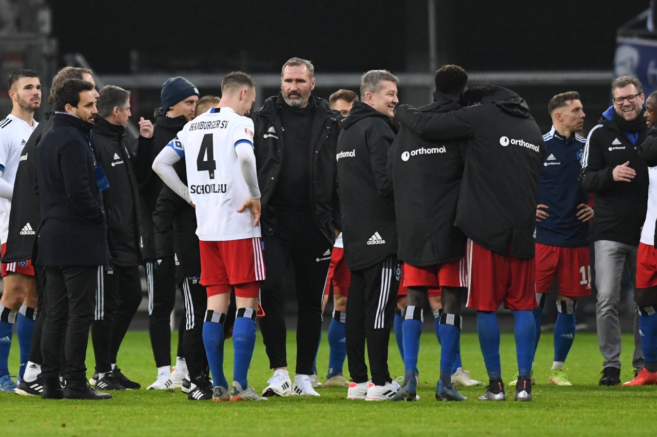 Der Hamburger SV steht aktuell auf dem 3. Tabellenplatz. Sollten die Rothosen auch am Ende auf diesem Platz stehen, müssten sie in die Relegation.