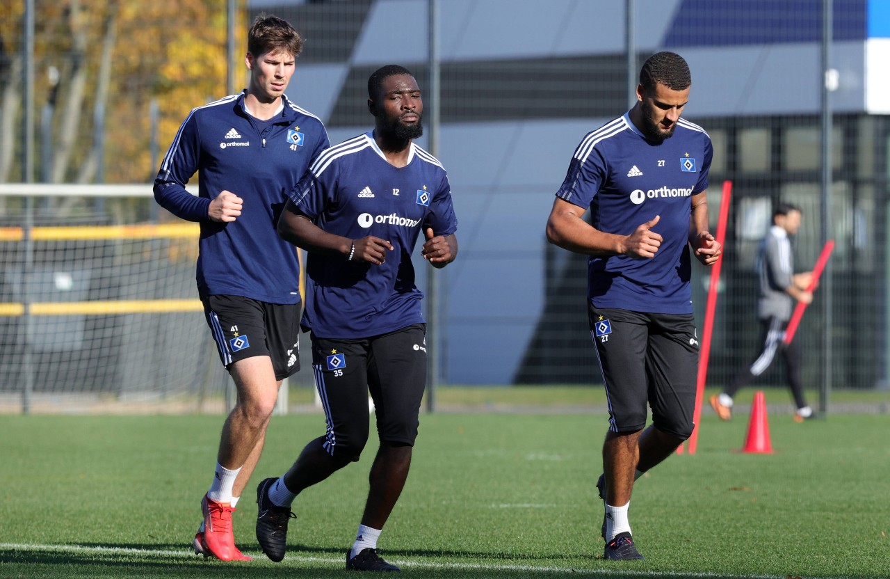 Ist das bitter! Der Hamburger SV muss weiterhin auf Josha Vagnoman (r.) verzichten.